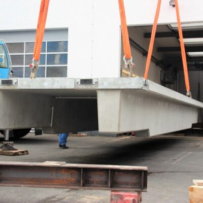Beförderung der Waagenbrücke in die Prüfhalle des LBME mittels Autokran und Rollkonstruktion