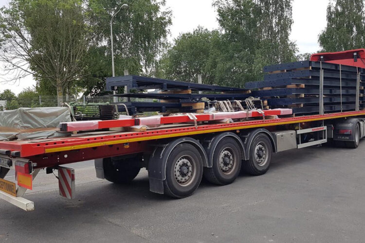 Waagenbauteile transportbereit verladen