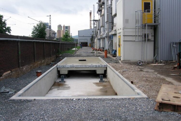 Eine Betonfertigteil-Waagenbrücke montiert